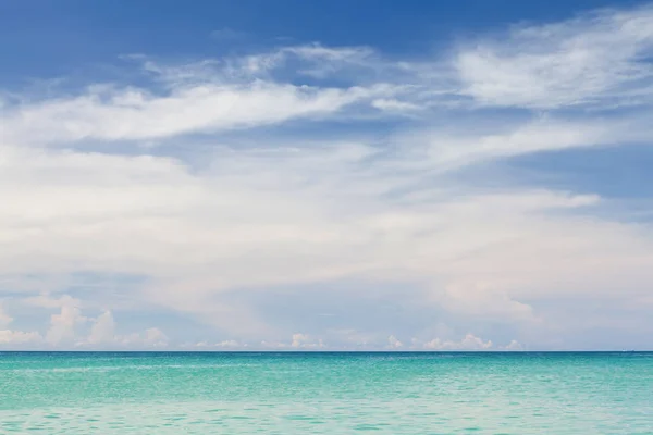 Літнє Тропічне Море Блакитне Небо Пухнастими Хмарами — стокове фото