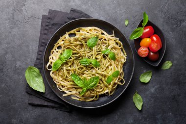 Spagetti makarna pesto sos, parmesan peyniri ve taze fesleğen yaprakları ile