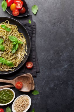 Spagetti makarna pesto sos, parmesan peyniri ve taze fesleğen yaprakları ile