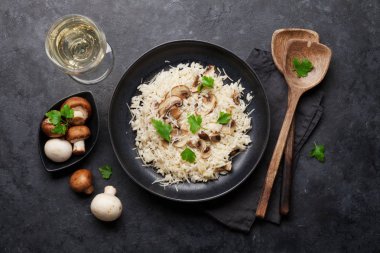 Parmesan peynir ve maydanoz ile giyinmiş lezzetli mantar risotto