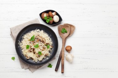 Parmesan peynir ve maydanoz ile giyinmiş lezzetli mantar risotto