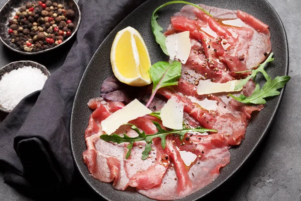 Vue Rapprochée Carpaccio Bœuf Marbré Avec Roquette Citron Parmesan — Photo