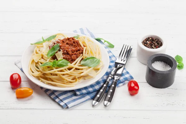 Spaghetti Bolognese Con Sugo Pomodoro Carne Macinata Parmigiano Basilico Fresco — Foto Stock