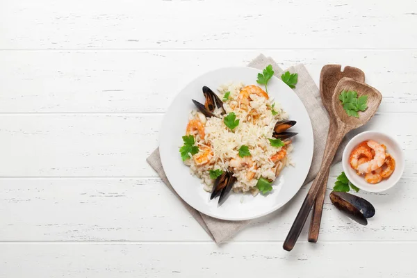 Delicioso Risoto Frutos Mar Com Camarões Camarões Mexilhões Fundo Madeira — Fotografia de Stock