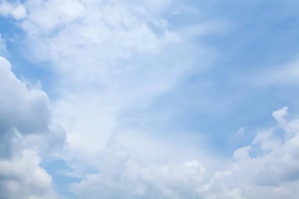 Ciel Bleu Avec Nuages Pelucheux Blancs — Photo