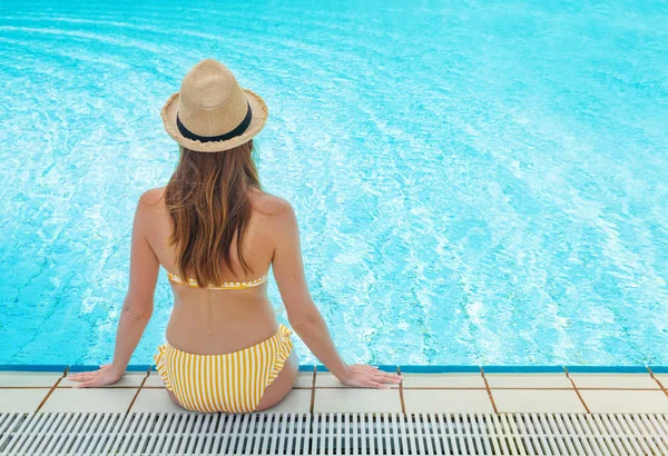 Jeune Femme Détendre Dans Piscine Bleue — Photo