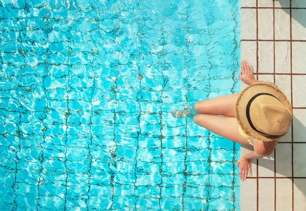 Giovane Donna Rilassante Piscina Blu — Foto Stock