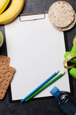 Taş Masa granola, halter, muz ve içki şişesinde