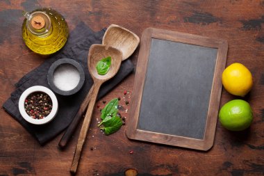 Ahşap mutfak aletleri, baharat ve baharat Ahşap mutfak masasında