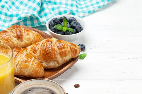 Coffee Croissants Orange Juice Berries White Wooden Background — Stock Photo, Image