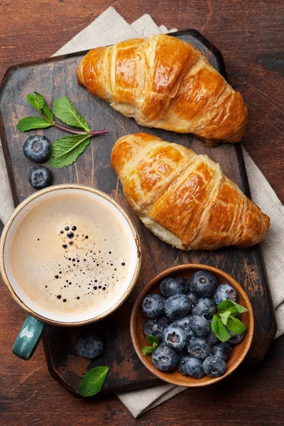 Caffè Croissant Serviti Con Mirtilli Tavola Legno — Foto Stock
