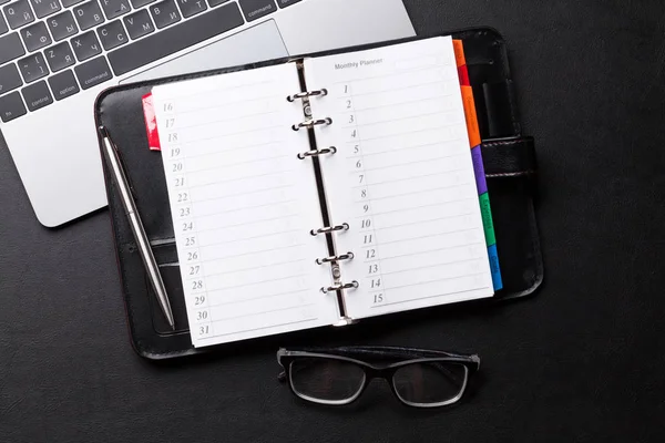 Office Werkplek Tabel Met Kladblok Laptop Zwarte Tafel — Stockfoto