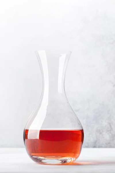 Rose Vin Decanter Grå Sten Bakgrund — Stockfoto