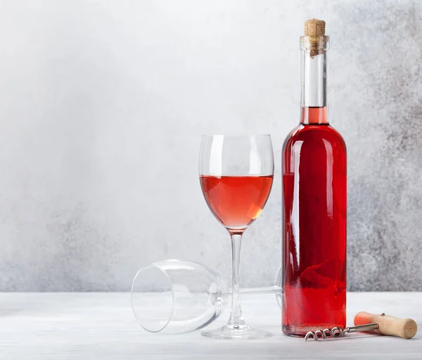 Rose Wijn Glazen Een Fles Stenen Achtergrond — Stockfoto