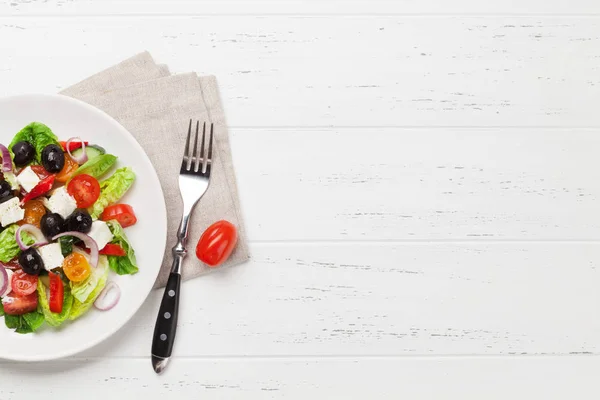 Ensalada Griega Con Pepinos Tomates Pimienta Lechuga Cebolla Queso Feta —  Fotos de Stock