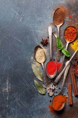 Çeşitli baharatlar ve otlar taş zemin üzerine