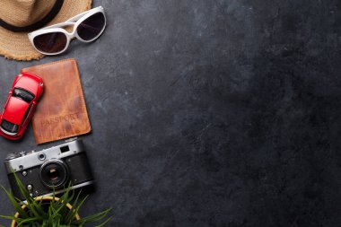 Seyahat tatil arka plan kavramı ile plaj şapka, güneş gözlüğü, pasaport ve tahta zemin üzerinde fotoğraf makinesi