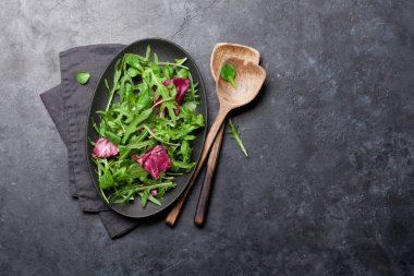 Rucola, Frisee, Radicchio ve kuzu marul ile yeşil salata karışımı plaka
