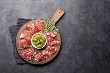 Geleneksel İspanyol Jamon, Prosciutto Crudo, İtalyan salam, Parma jambon ve zeytin ahşap tahta üzerinde