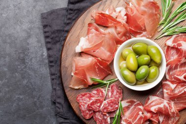 Geleneksel İspanyol Jamon, Prosciutto Crudo, İtalyan salam, Parma jambon ve zeytin ahşap tahta üzerinde