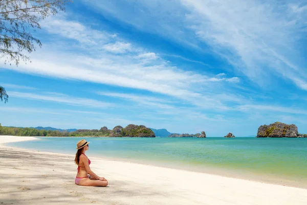 Junge Frau Entspannt Weißen Tropischen Sandstrand — Stockfoto