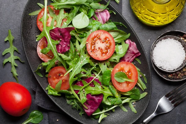 Grüner Salat Mit Tomaten Grün Olivenöl Und Gewürzen Auf Steintisch — Stockfoto