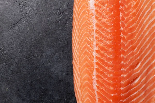 Tutup Tampilan Mentah Ikan Salmon Fillet Atas Meja Batu — Stok Foto