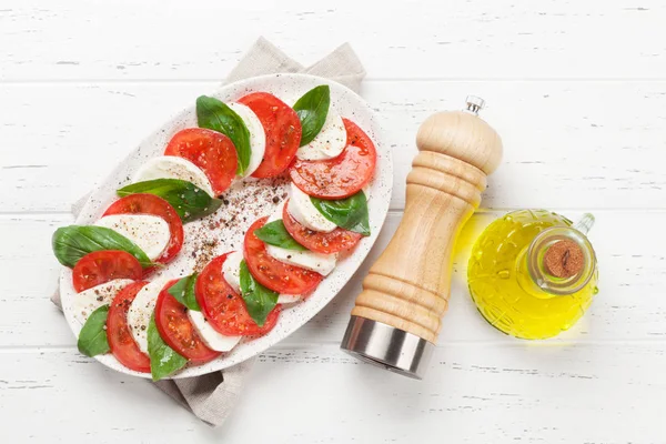 Traditioneller Italienischer Caprese Salat Mit Reifen Tomaten Frischem Gartenbasilikum Und — Stockfoto