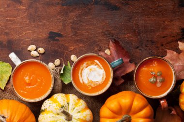 Ahşap arka planda sonbahar vejetaryen kabak krem çorbası