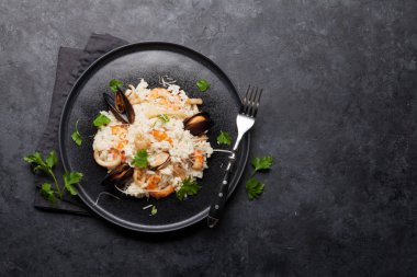 Karidesler, karides, koyu taş arka planda midye ile deniz ürünleri risotto 