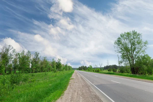 Strada Asfaltata Attraverso Campagna Sotto Cielo Nuvoloso Blu — Foto Stock