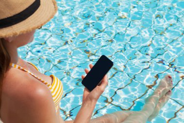 Yüzme Havuzu Smartphone kullanan genç kadın