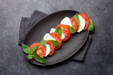 Domates, Yeşil fesleğen ve mozzarella peyniri ile geleneksel İtalyan Caprese salatası