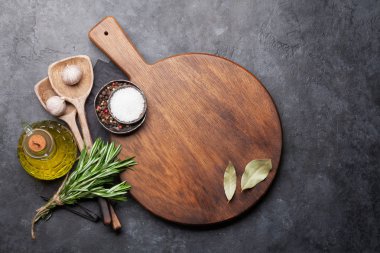 Taş masada pişirme malzemeleri ve ahşap eşyalar