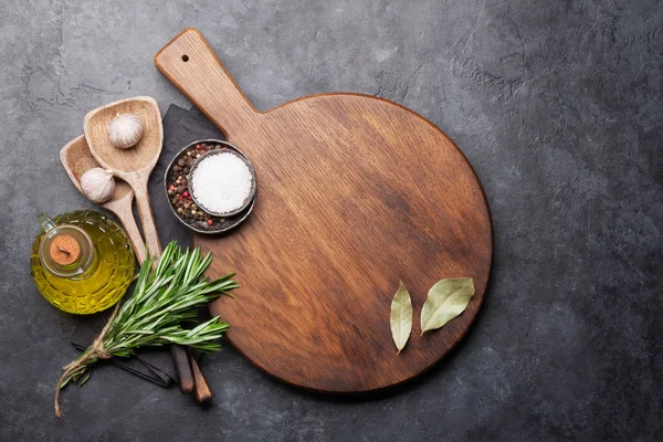 Taş masada pişirme malzemeleri ve ahşap eşyalar