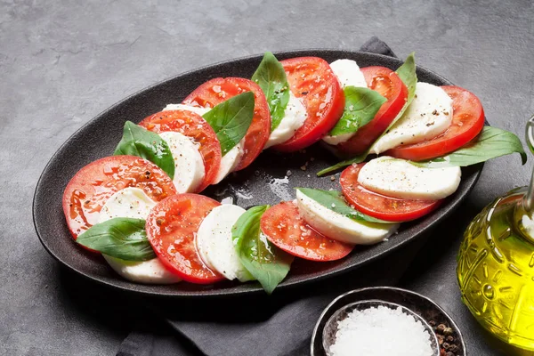 Salada Caprese Italiana Tradicional Com Tomate Manjericão Verde Queijo Mussarela — Fotografia de Stock