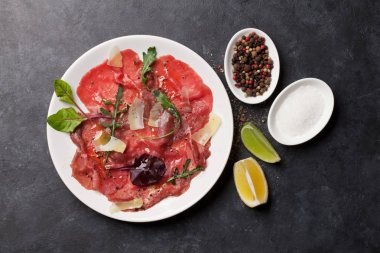 Mermer Dana carpaccio roka, limon ve Parmesan peyniri ile