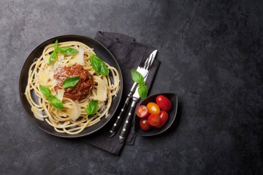 Spagetti bolognese makarna domates ve kıyma sos, parmesan peyniri ve taze fesleğen