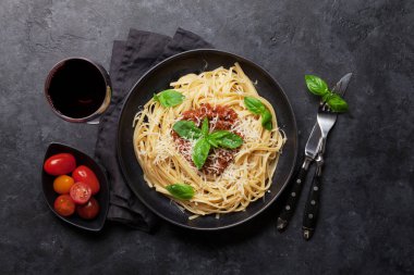 Spagetti bolognese makarna domates ve kıyma sos, parmesan peyniri ve taze fesleğen yaprakları ile