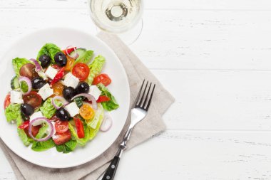 Yunan salata salatalık, domates, biber, marul, soğan, beyaz peynir ve zeytin ile zeytinyağı ile giyinmiş