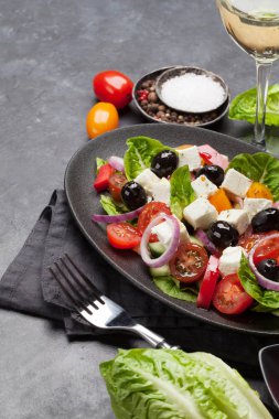 Yunan salata salatalık, domates, biber, marul, soğan, beyaz peynir ve zeytin ile zeytinyağı ile giyinmiş