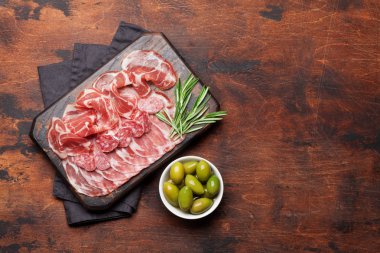 İspanyol Jamon, Prosciutto Crudo, İtalyan salam, zeytin ile ahşap tahta üzerinde Parma jambon