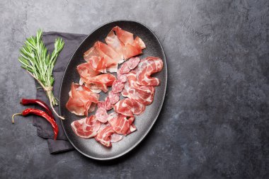 Geleneksel İspanyol Jamon, Prosciutto Crudo, İtalyan salam, Chili ve biberiye ile Parma jambon 