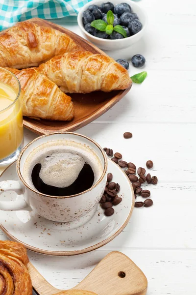 Kaffee Croissants Mit Blaubeeren Und Orangensaft Auf Holzgrund — Stockfoto