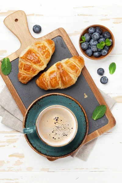 Café Croissants Bagas Fundo Madeira — Fotografia de Stock