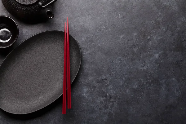 Assiette Vide Tasse Théière Baguettes Sur Table Texturée Noire — Photo