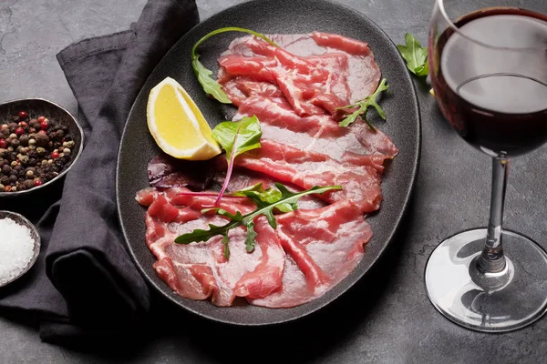 Carpaccio Carne Vaca Marmorizada Com Arugula Limão Queijo Parmesão Com — Fotografia de Stock