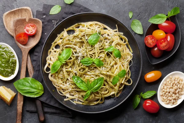 Pesto soslu spagetti makarna — Stok fotoğraf