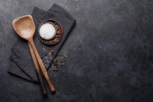 Cocinar Utensilios Madera Especias Sobre Toalla Negra Sobre Fondo Piedra — Foto de Stock