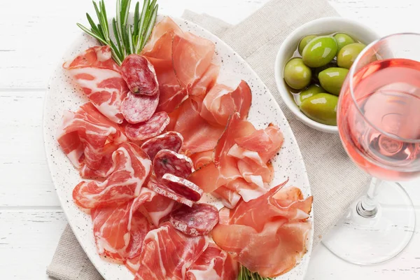 Hiszpański Jamon Prosciutto Crudo Włoskie Salami Szynka Parma Podawane Oliwek — Zdjęcie stockowe